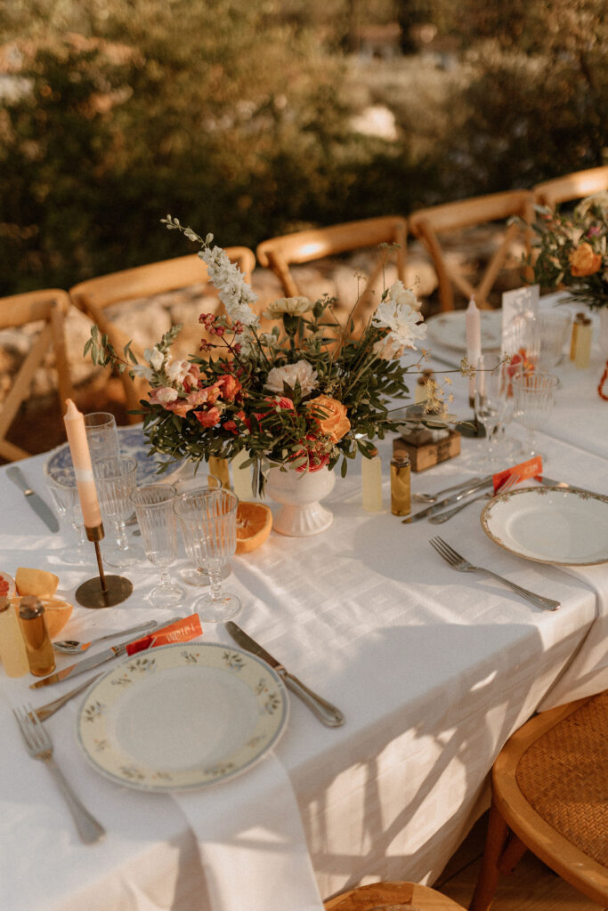 mariage-coloré-provence-fleurs-table