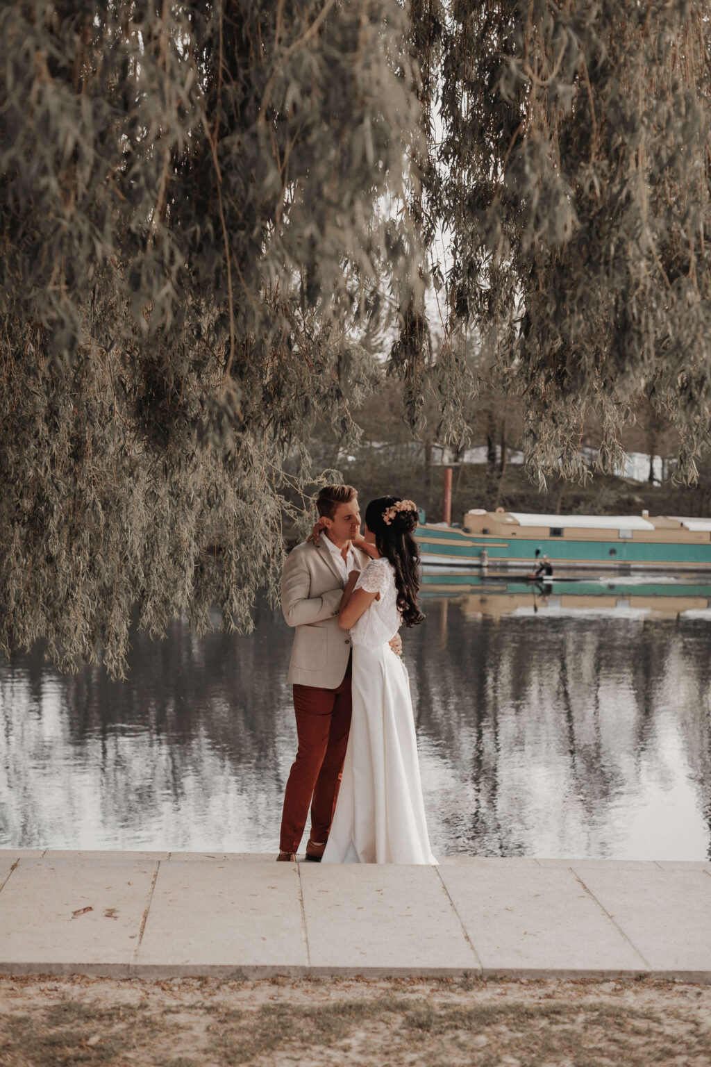 Photo du couple au bord du lac