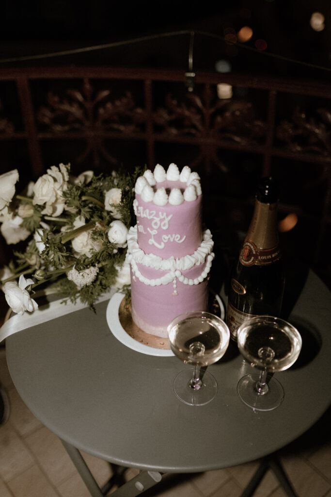 wedding cake avec champagne et bouquet de mariée